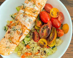 Imagem de Salmão grelhado com legumes salteados e quinoa