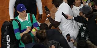 Jannik Sinner: Radici Tedesche Svelate in una Drammatica Battaglia per la Corona del Torneo di Francia