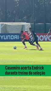Casemiro acerta Endrick durante treino da seleção nos EUA
