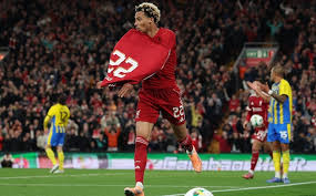 Isak's Liverpool Debut: Goal & Coach's Bizarre Request! - Imagen principal del artículo