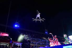 Anac notifica Portela e Liesa por uso de drone gigante conduzindo homem na Sapucaí