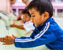 Gambar person drinking water and washing hands