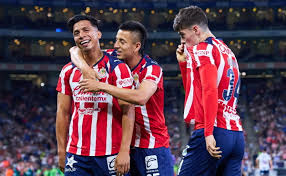 Es el más joven de Chivas y vale una fortuna, pero sería vendido en este mercado de fichajes
