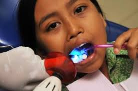 Marketing Manager PT Unilever Indonesia, Ratu Mirah Afifah bersama dosen Unair sedang memperhatikan siswa pelajar menggosok gigi di sela acara Pembukaan ... - sikat_gigi2