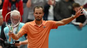 Medvedev vence con apuros y se encamino a la tercera ronda