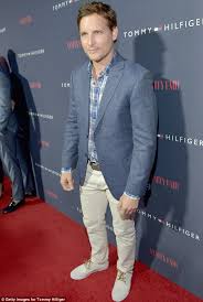 Résultat de recherche d'images pour "light beige chinos"