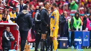 André Pierre-Gignac se olvidó del partido por reclamarle a Luis Enrique Santander