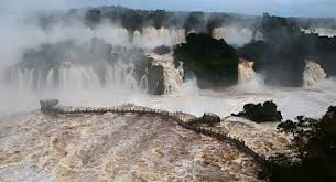 Cataratas tem vazão seis vezes acima; Argentina fecha passarela