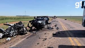 Casal de idosos morre em acidente entre carro e dois caminhões na BR-364 em MT