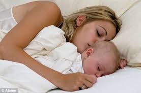 Ibu Mendengkur Berisiko Melahirkan Bayi Kecil. Ibu Mendengkur Berisiko Melahirkan Bayi Kecil. Bayi dan ibunya tidur bareng. - 95012_620