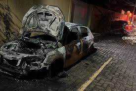 Incêndio destrói dois veículos e mobiliza bombeiros no DF