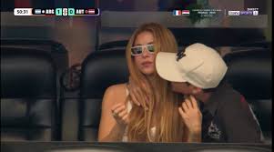 La kisscam del Mundial captó un inesperado beso a Shakira y el video se volvió viral