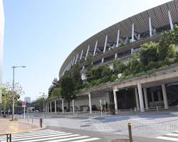 新国立競技場と外苑西通りの画像