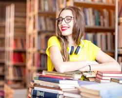 Gambar student studying enthusiastically in a library