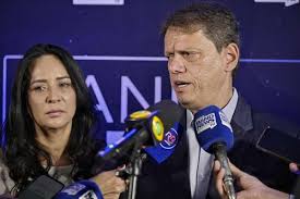 Tarcísio defende vacina contra o sarampo após crítica de Eduardo Bolsonaro: 'É consagrada, testada'