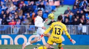 Gayà alivia a Corberán y aprieta el descenso