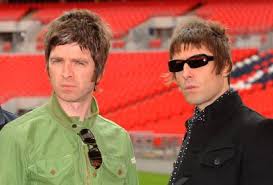 Briga dos irmãos Gallagher, do Oasis, chega ao futebol: uma seleção para cada