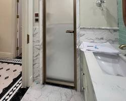 Hình ảnh về Cửa Slim mở quay 1 cánh màu vàng xước trong phòng khách