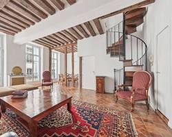 Image de poutres bois anciennes appartement marais paris gros plan libre de droit