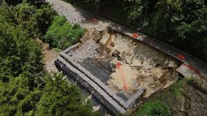 En un mapa se muestra la carretera hacia Antigua dañada por enorme socavón