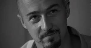 Derek Vinyard (Edward Norton). DEREK. Parce que mon père s&#39;est fait buter en faisant son travail ! Pour éteindre un incendie dans leur putain de quartier de ... - 1080485130_small