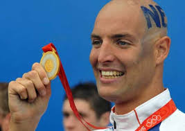 Maarten van der Weijden of the Netherlands displays his gold medal during the awarding ceremony of men&#39;s marathon 10km of Beijing 2008 Olympic Games ... - F200808211300372305912087