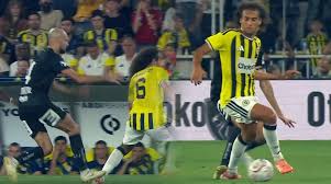 Fenerbahçe-Sturm Graz maçında olay pozisyon: Oyuncular kırmızı kart bekledi
