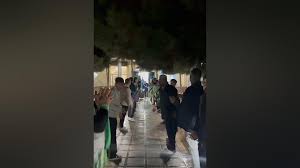 ویدیو| تشویق متفاوت هواداران باشگاه لیگ برتری/ تونل در فرودگاه!