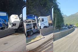 Engavetamento com quatro carretas e seis carros deixa dois mortos na BR-277, no litoral do Paraná