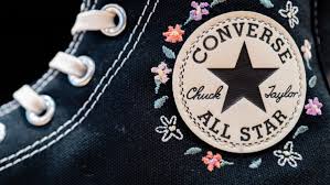 Converse pede desculpas após retirar dor ar anuncio de tênis que usuários afirmaram evocar Ku Klux Klan