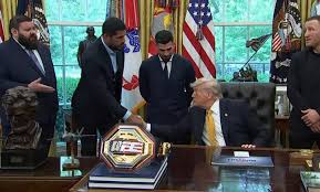 Trump anuncia luta de UFC no jardim da Casa Branca ao lado de lutador brasileiro: 'Ele tem uma mão grande'