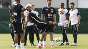 Wesley revela correção e orientações de Ancelotti: "Ajuda nos detalhes"
