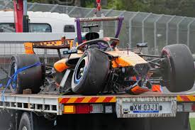 Oscar Piastri de McLaren choca en camino a la parrilla del GP de Australia de F1