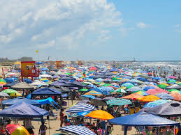Torres tem mar de guarda-sóis em sábado de sol, vento e altas temperaturas