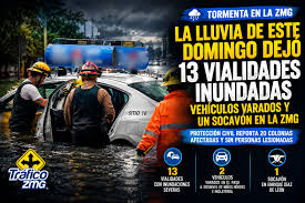 Tormenta de este domingo dejó 13 vialidades inundadas, vehículos varados y un socavón en la ZMG