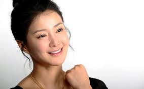 She passed the initial weigh-in on December 6. Lee Shi Young boxed against amateur boxer Lee So Yeon and took home her first victory. - leeshiyoung_main