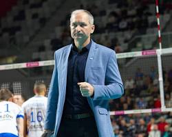 Obraz: Andrzej Kowal w koszulce trenerskiej Jastrzębskiego Węgla