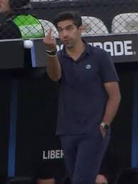 Abel mostra dedo do meio para Flaco e se explica: 'Cobro muito ele'