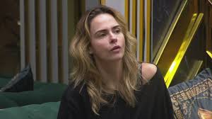 Brunna Gonçalves em momento de reflexão durante o BBB 22, com cabelos soltos e vestindo blusa preta.