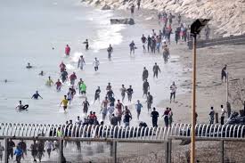 Miles de personas cruzan desde Marruecos hacia el pequeño territorio español de Ceuta