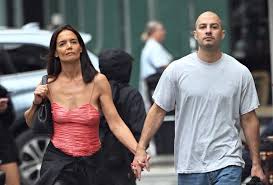 Katie Holmes é vista de mãos dadas com artista plástico em evento em Nova York