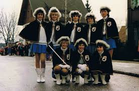 stehend: Irmgard Berchtold, Maria Eiler, Sandra Schedler, Silvia Winder, Beate Fuchs - garde-1986-87aklein
