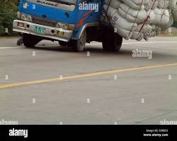 Gambar Truck carrying heavy load