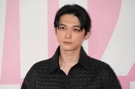 吉沢亮（32）が「またスキップしそう」 ファン歓喜の"最近の写真"で「可愛すぎ」と反響相次ぐ（マグミクス）