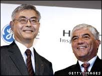 Hitachi president Kazuo Furukawa (L) and Rudolph Villa, president of GE Energy&#39;s Nuclear. The deal between the two firms comes as others are signing tie-ups - _42310130_gehitachi_getty203b