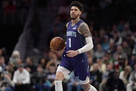 LaMelo Ball orquestra a vitória arrasadora dos Hornets sobre o Heat no segundo tempo.