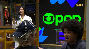 Participantes do BBB 23 interagem em frente a um telão com o logo da Globo e a palavra 'Open'.