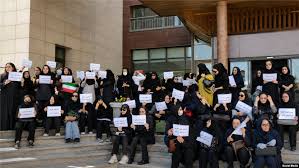 تجمع کارکنان بهداشت همدان در اعتراض به مطالبات معوق؛ بررسی قضایی مرگ مشکوک یک بیمار در اهواز