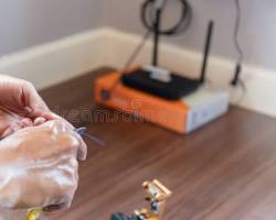 técnico instalando fibra óptica dentro de casa domicilio interior foto, generada por IA