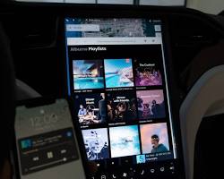 Tesla Model S Spotifyの画像